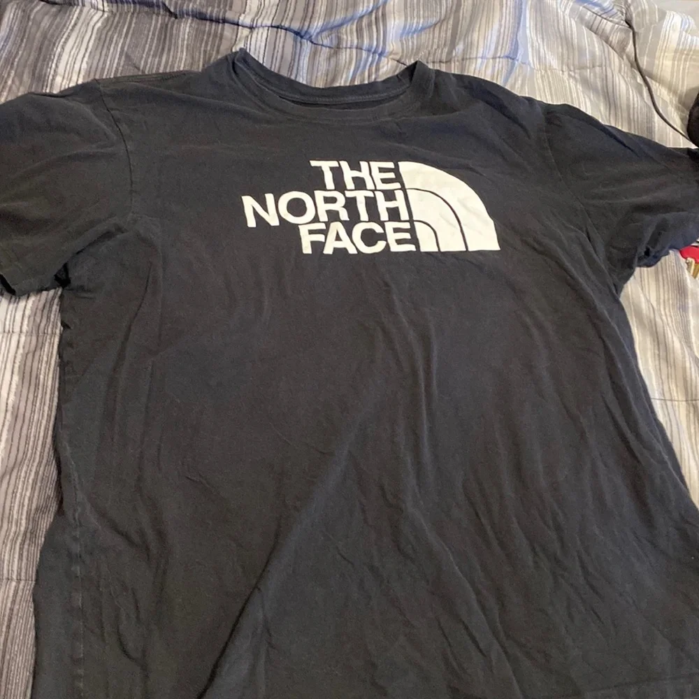 North face graphic logo T-shirt, size 2 XL black and white fast shipping
